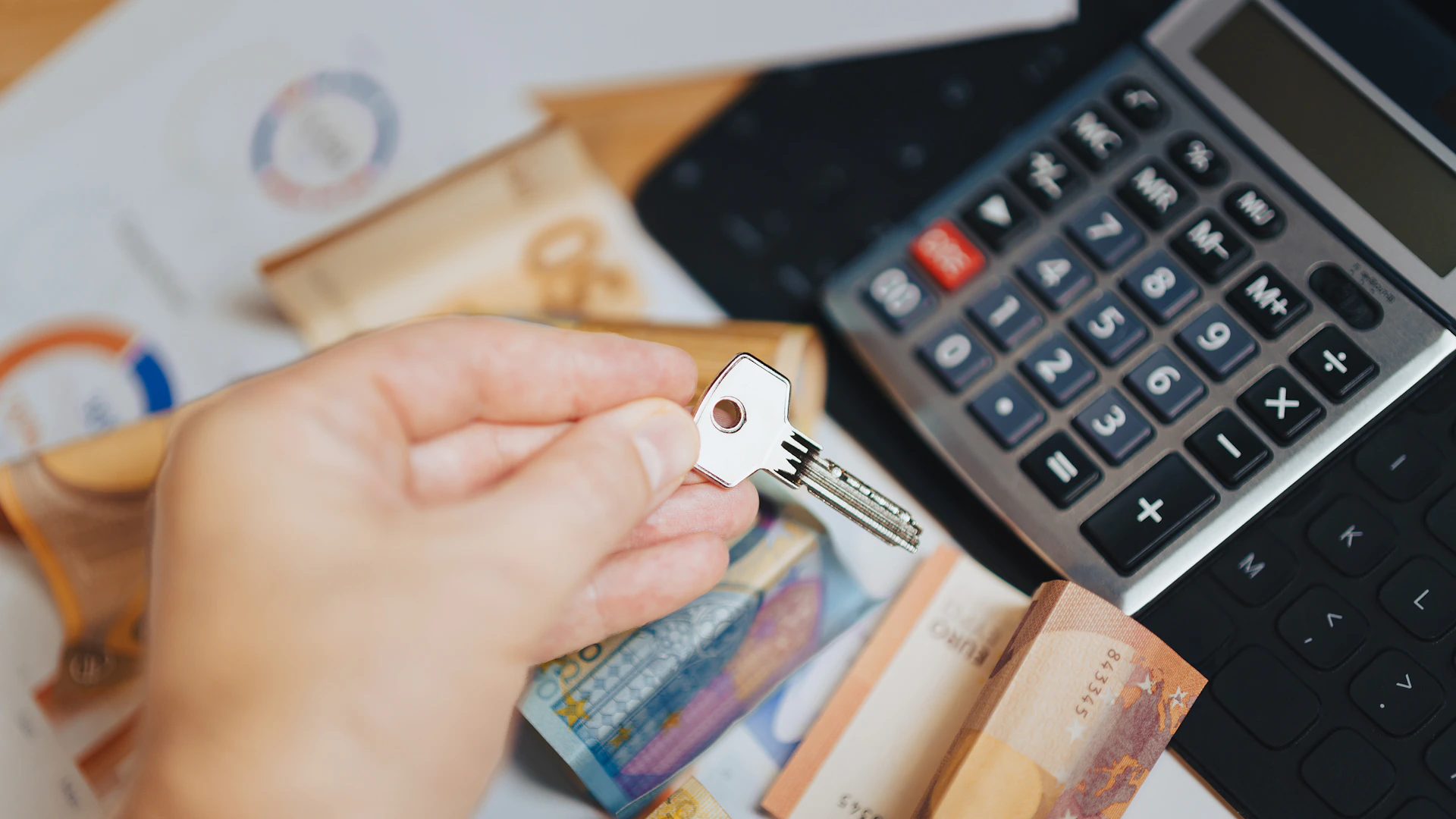 مستندات مالية وآلة حاسبة لقضايا تحصيل الديون التجارية المستعصية بالرياض